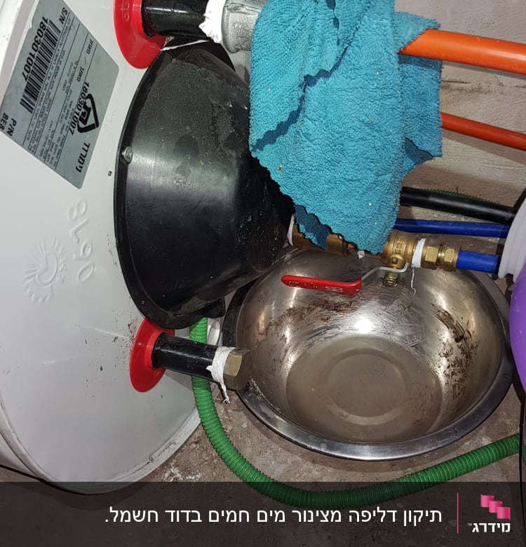 חיבורים וצינורות ליד דוד מים עם ברז